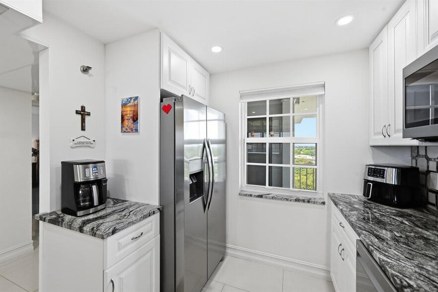 Building Photo - 4015 W Palm Aire Dr