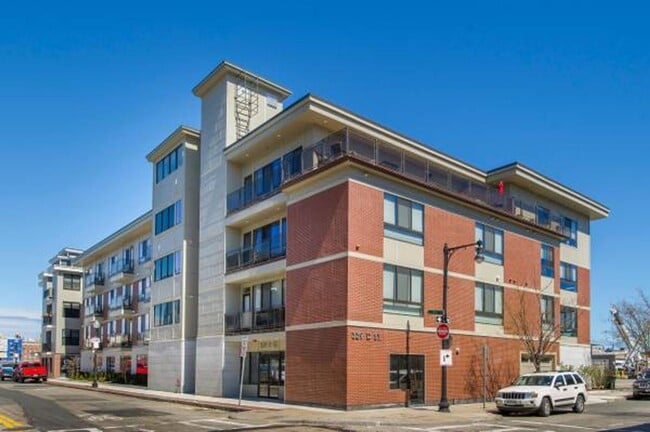 Building Photo - 331 D St
