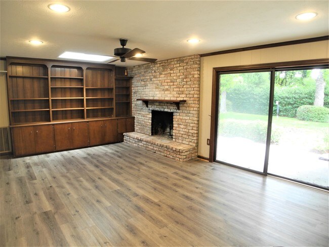 Building Photo - 108 Montague Rd