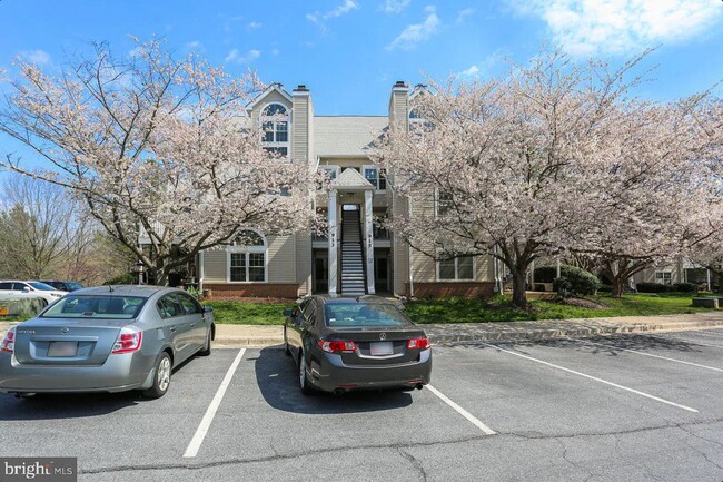 Building Photo - 913 Hillside Lake Terrace