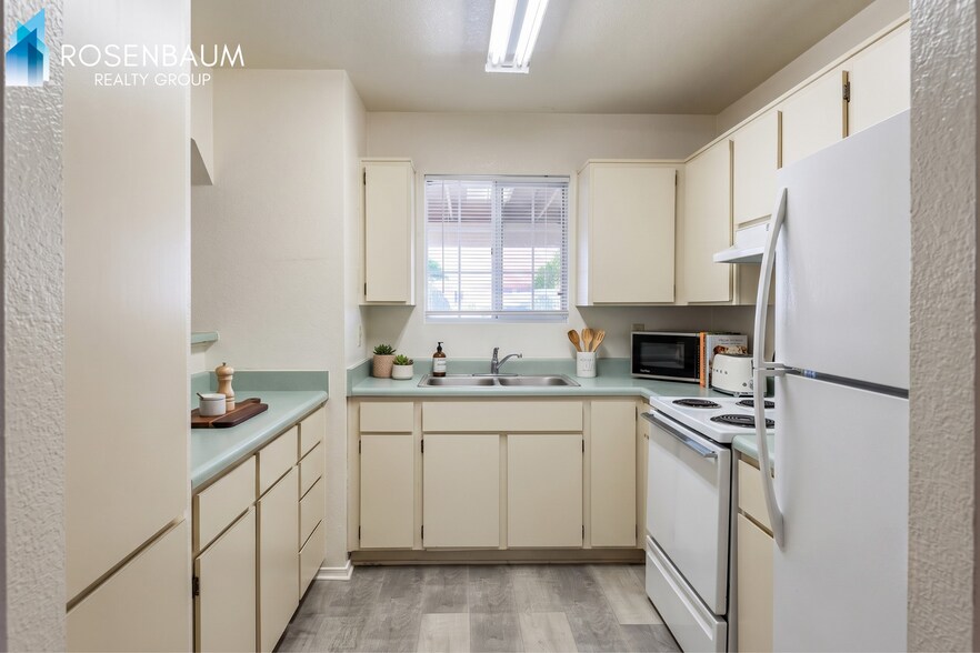 Building Photo - 2-Bedroom, 1.5-Bath Two-Story First-Floor Apartment in a 4-Plex with Mountain Views