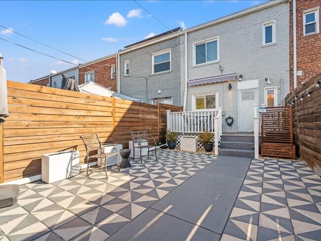 Building Photo - Distinctive Two Bedroom Beauty in Deanwood