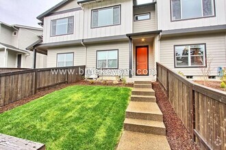 Building Photo - 3 Bed, 2.5 Bath Townhome in Near WSU and L...