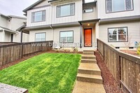 Building Photo - 3 Bed, 2.5 Bath Townhome in Near WSU and L...