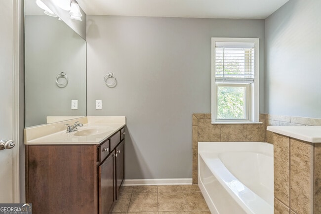 Building Photo - 5080 Whiteoak Terrace SE