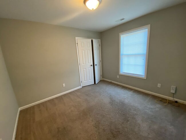 Building Photo - MOVE-IN READY!