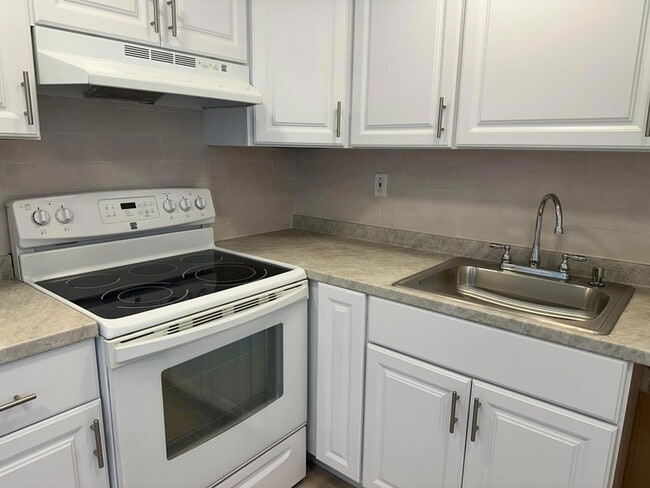 Building Photo - 548 Normandy Ln