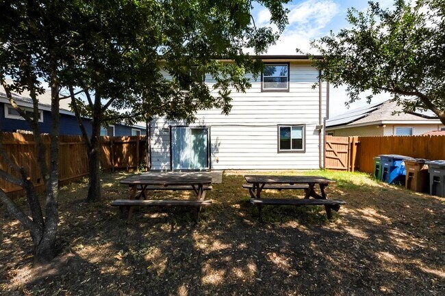 Building Photo - 1609 Anise Dr