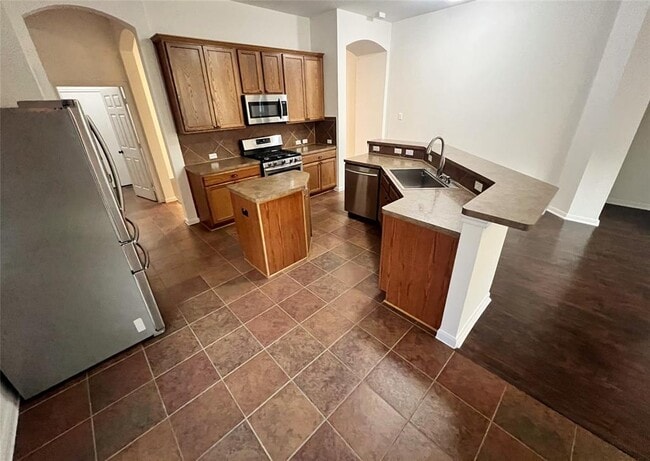 Building Photo - 600 Spanish Oak Terrace