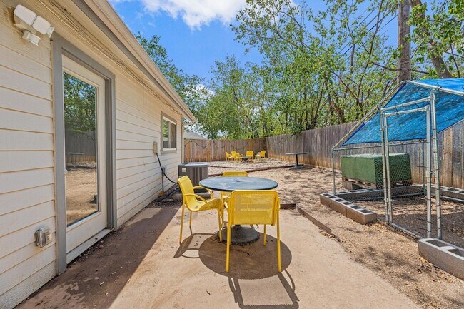 Building Photo - 906 Oleander Ln
