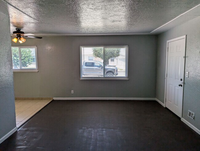 Building Photo - 6th St Duplex