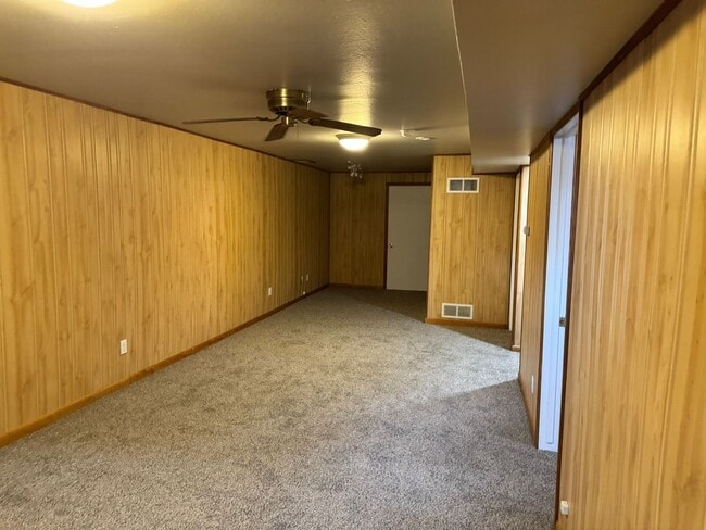 Building Photo - 5 Bedroom ,3 bathroom Single Family Unit