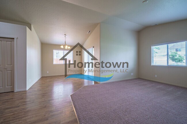 Building Photo - 3 Bedroom 2 Bathroom Home with Attached 2 ...