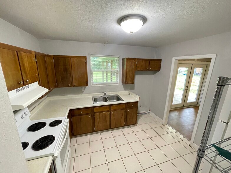 Kitchen - 306 Lancaster Dr