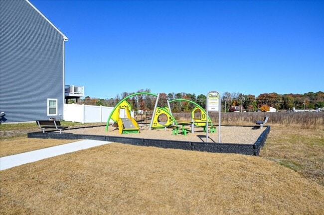 Building Photo - 1 month free with 24-month lease! Attracti...