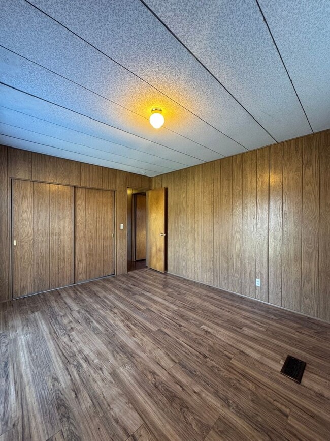 Building Photo - Spacious Pet-Friendly Rental on 3 Acres — ...