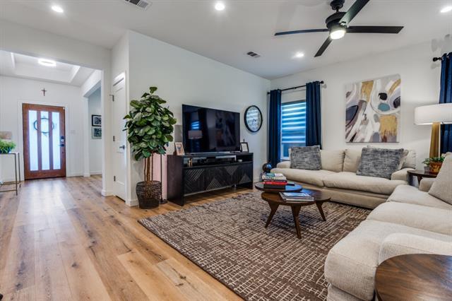 Building Photo - 1110 Claude St