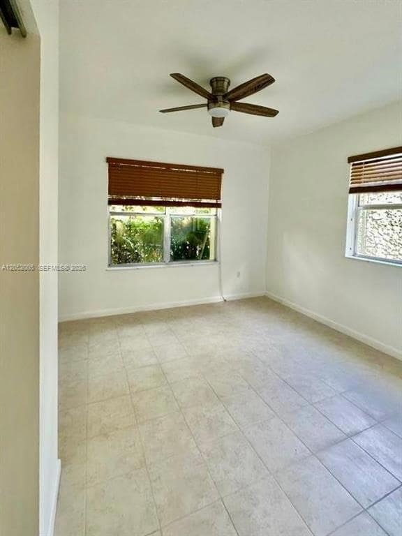 Building Photo - 910 Bay Dr