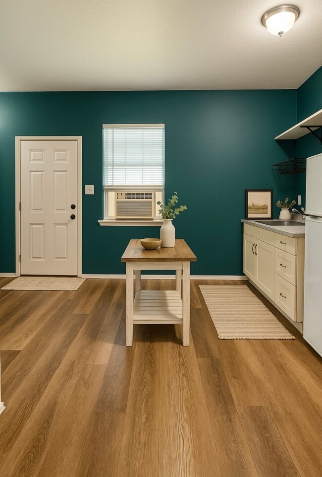 Building Photo - 502 W Lang St