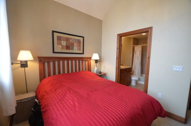 Building Photo - Highlands Green Lodge! Updated One Bedroom close to Main Street! SUMMER ONLY RENTAL!