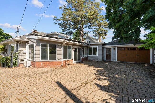 Building Photo - 25 Crescent Bluff Ave