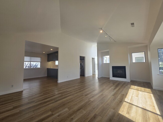 Building Photo - 627 F St