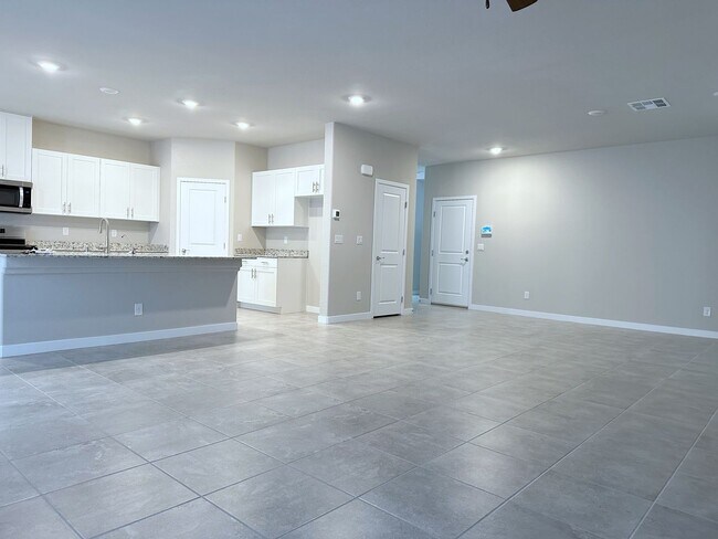 Building Photo - 4bd/2.5bath Single Family Home