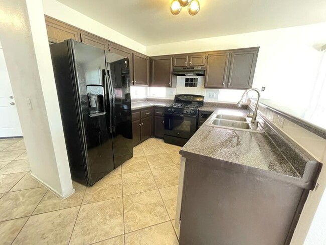 Building Photo - Beautiful 3 bed 2.5 bathroom home