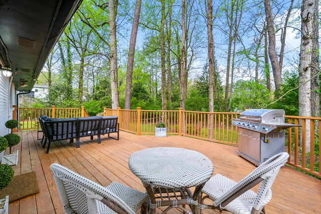 Building Photo - 550 High Point Ln