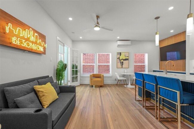 Building Photo - 808 Sul Ross St