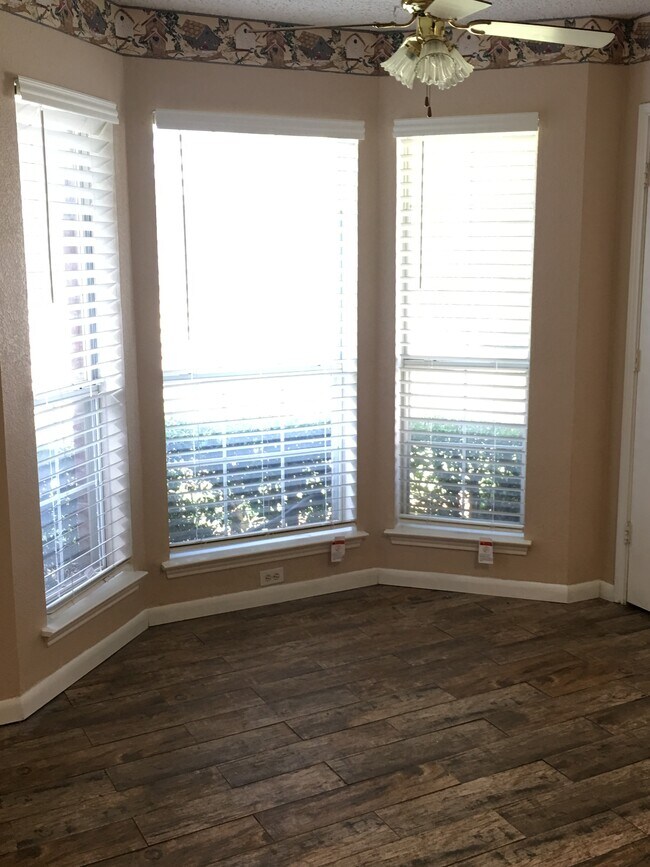 Kitchen bay windows - 5611 Northstar Ln