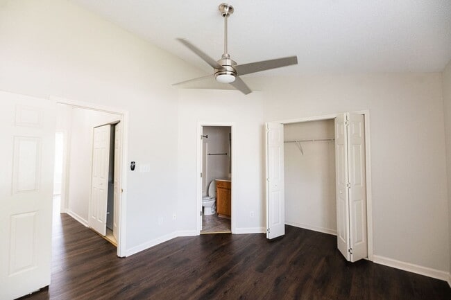 Building Photo - Amazing updated 2 bedroom 2.5 bathroom townhouse in NW Greensboro Keswick Place. Lawn care included.