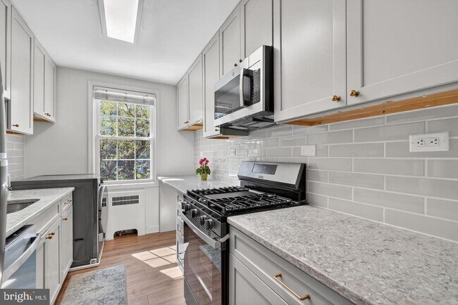 Building Photo - 106 N George Mason Dr