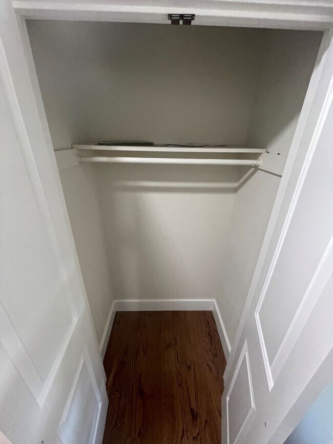 Building Photo - BEAUTIFLLY UPDATED TOWNHOME