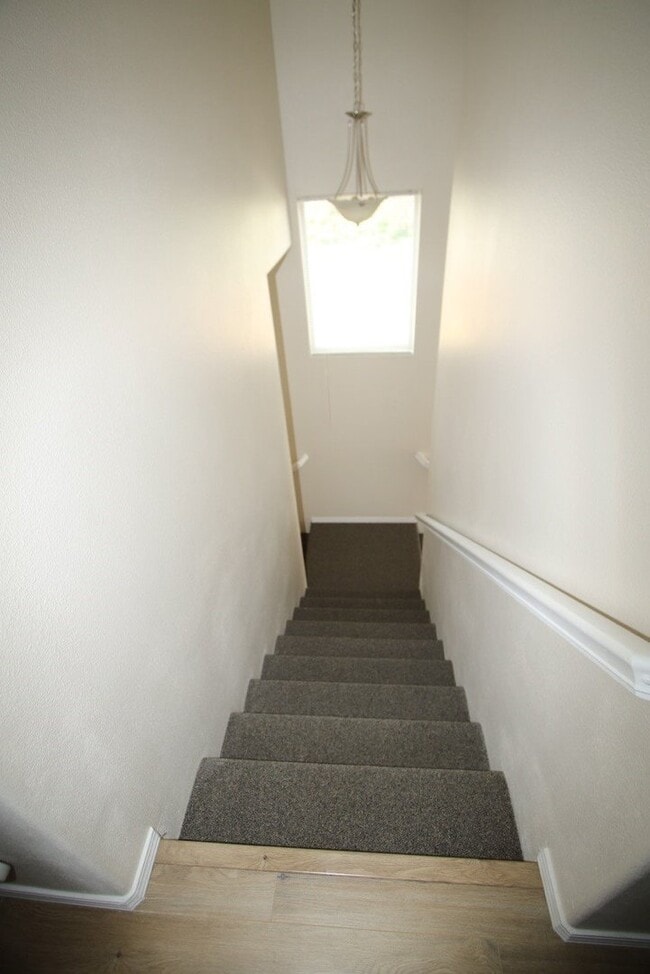 Building Photo - 3 Bedroom Eagle River Townhouse!