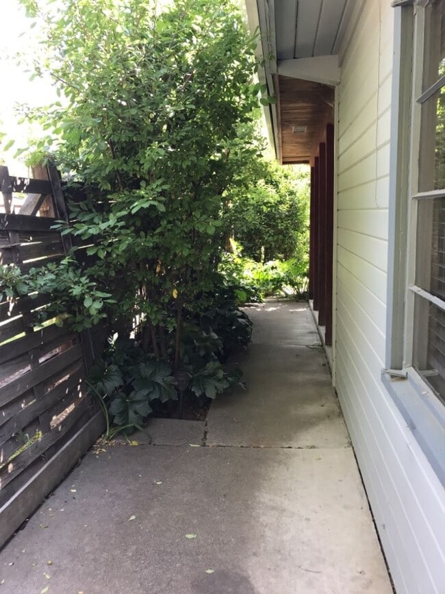 Building Photo - 2 bedroom in Central Davis available for J...
