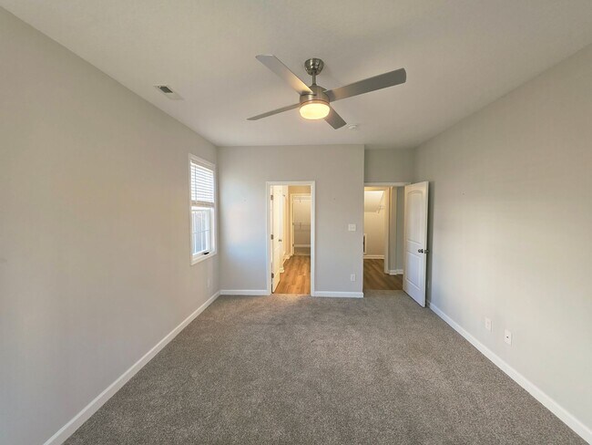 Building Photo - 4 Bedroom #3 Bath Towne Pointe