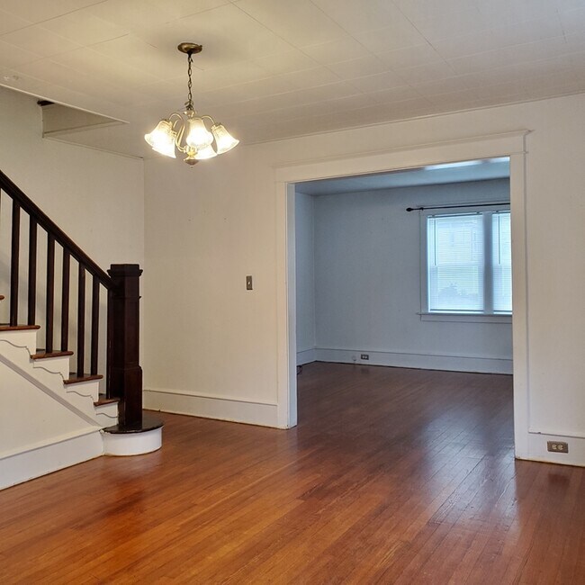 Building Photo - 100 Mary St