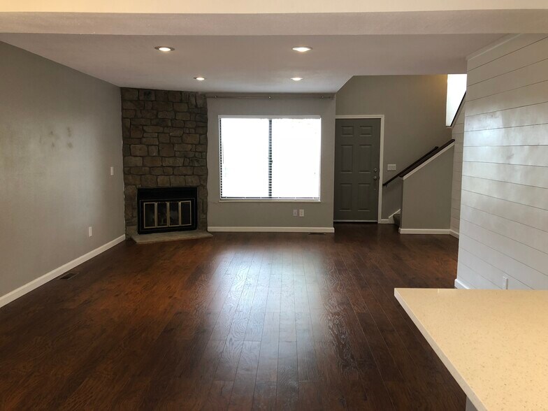 Living room/Fireplace - 422 Wright St