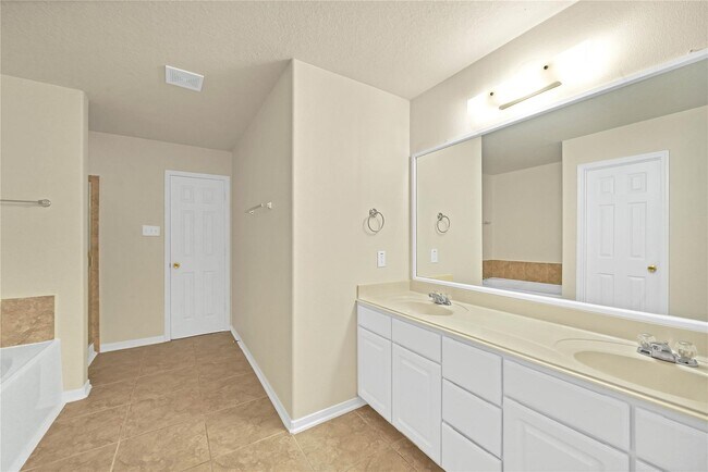 Building Photo - 5050 Ivy Fair Way