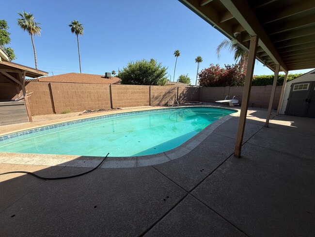 Building Photo - 4028 W Augusta Ave