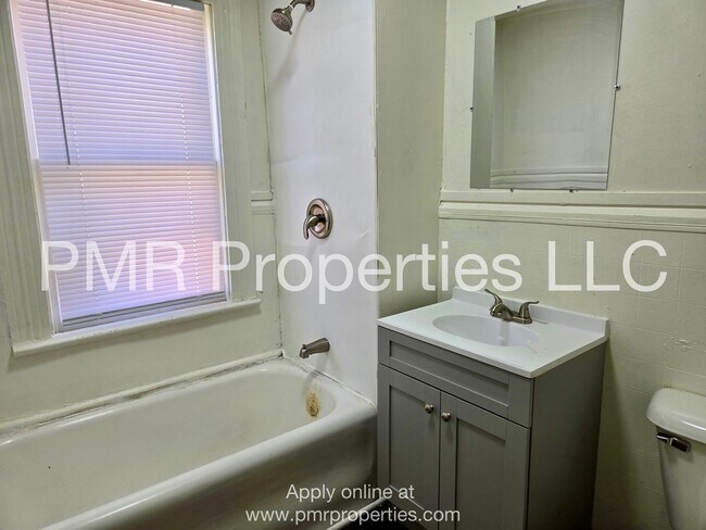 Building Photo - 2 Bedrooms / 1 Bathroom House