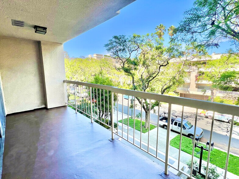Large balcony - 441 N Oakhurst Dr
