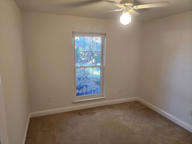 Building Photo - Recently renovated and ready to move in.