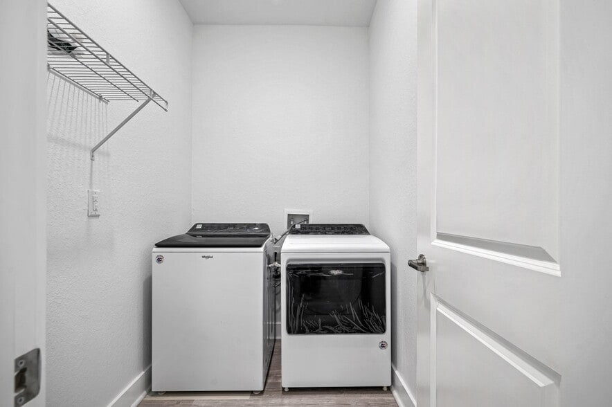 Full size washer and dryer - 26382 Explorer Rd