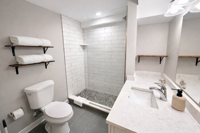 Building Photo - 736 N Throop St