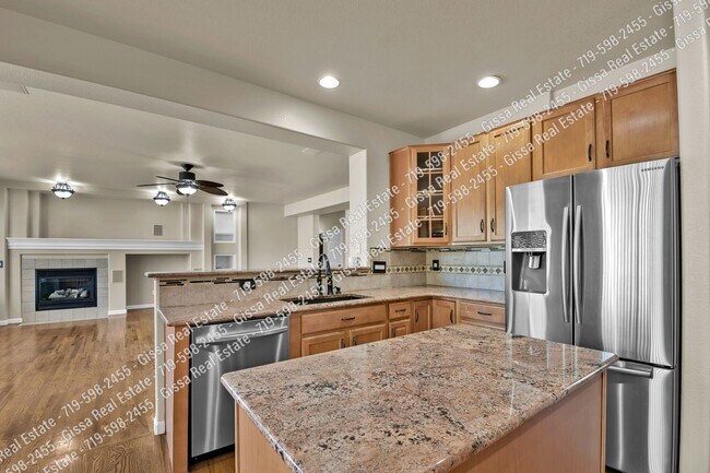 Building Photo - This beautiful 4 bedroom, 3 1/2 bathroom, ...