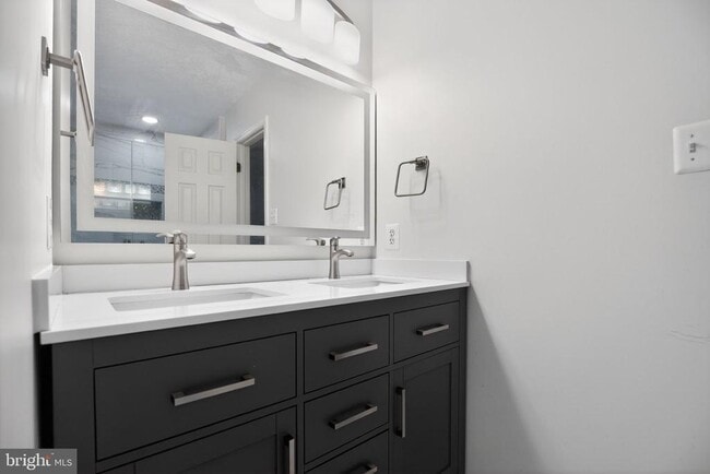 Building Photo - 2323 Springdale Ln