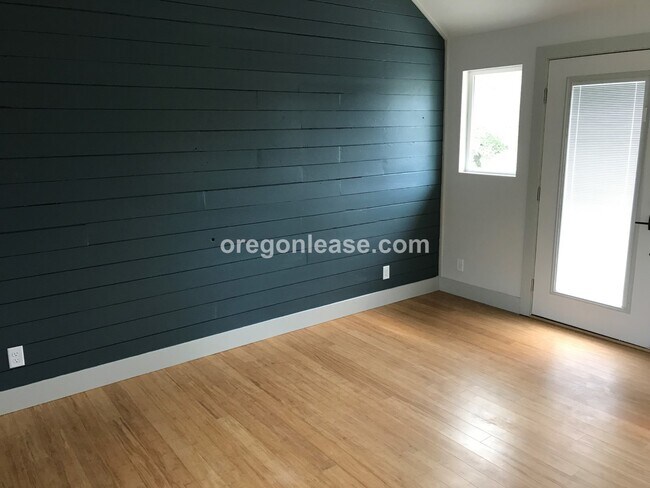Building Photo - 3 Bedroom 2 bath home Whiteaker home near parks