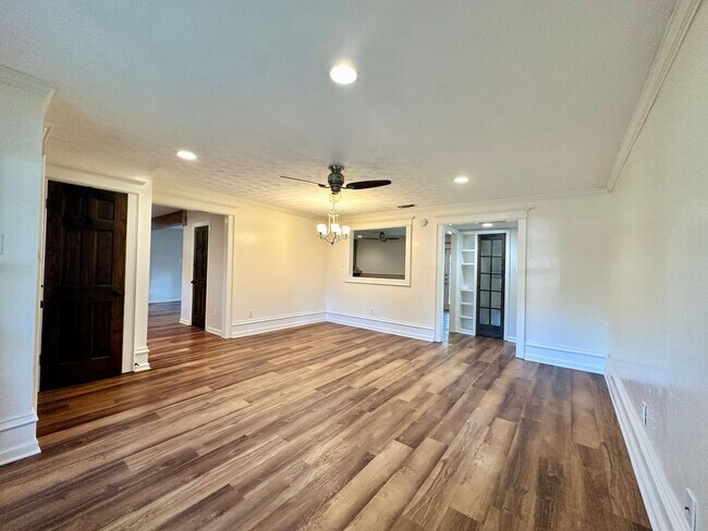 Building Photo - 5719 Fairview Dr